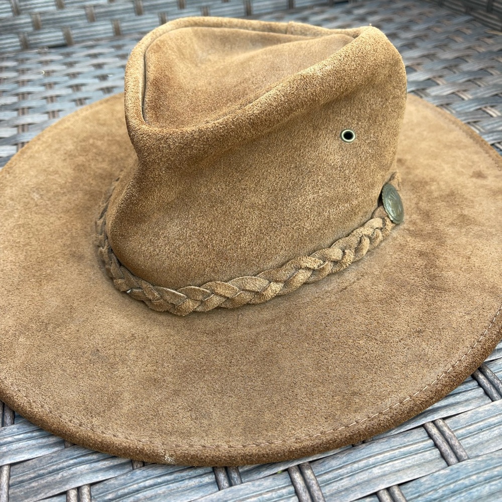 Vintage Henshel suede hat. Size L. Braided trim.
